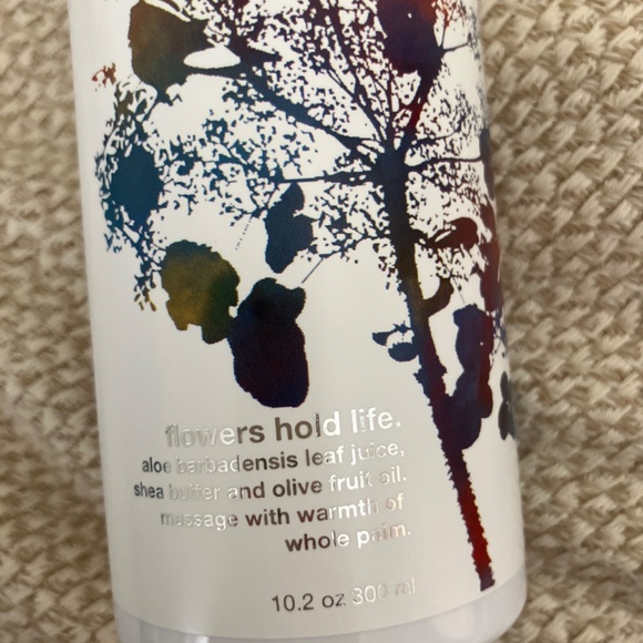 BRAND NEW / NEW RED FLOWER Palo santo softening lotion - Picture 3 of 3